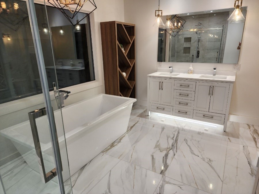 Image d'une salle de bain rénovée avec un design élégant, épuré et moderne